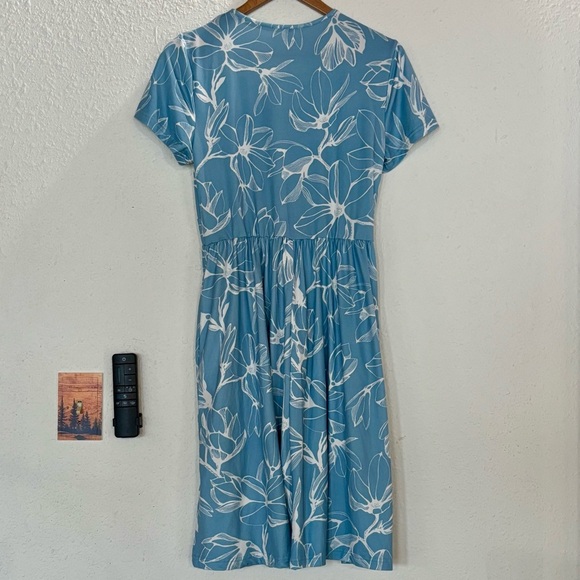 Elegant Floral Midi Dress in Blue and White - Picture 3 of 5